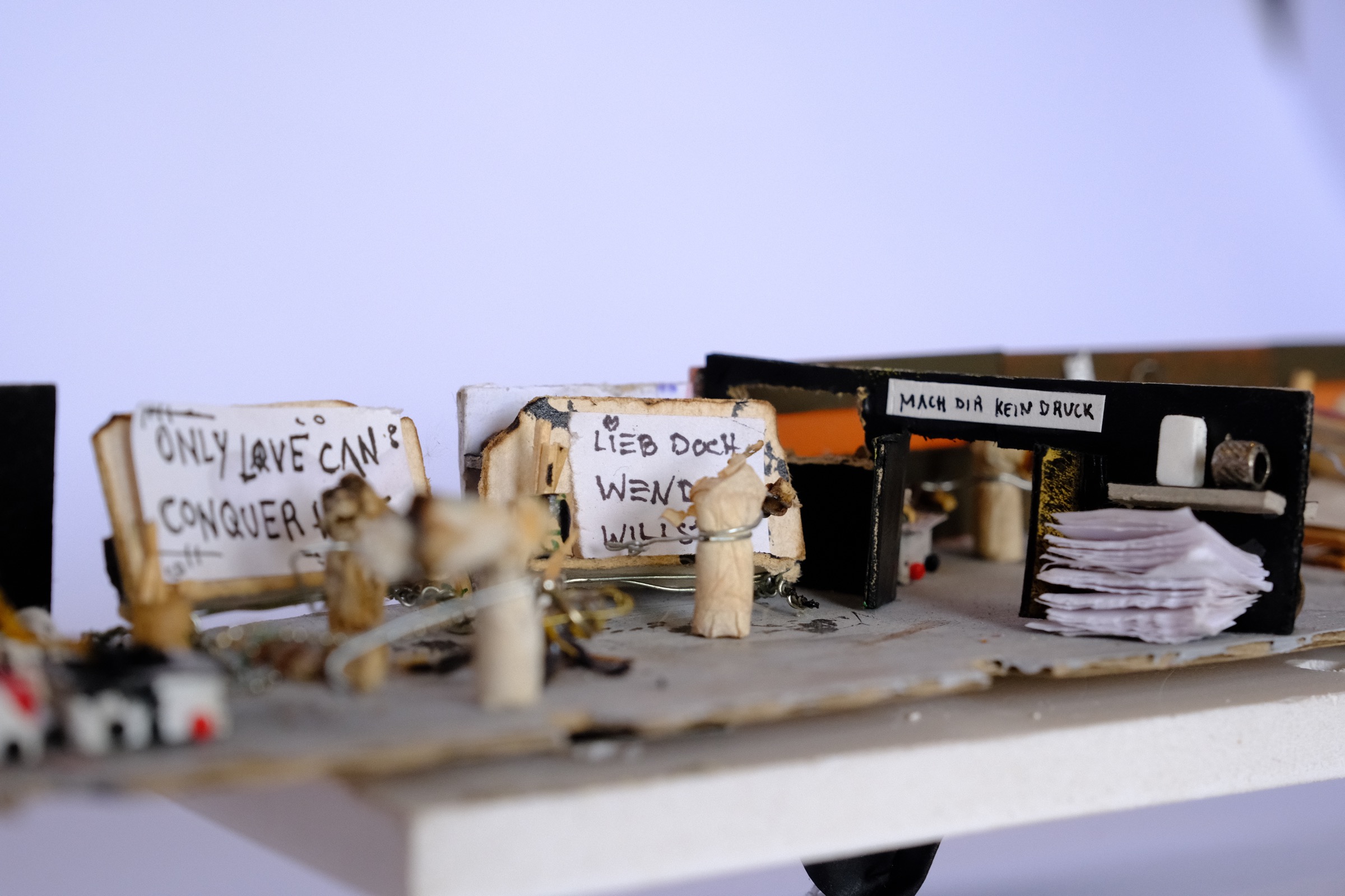 Miniature print workshop detail reading Mach dir keinen Druck